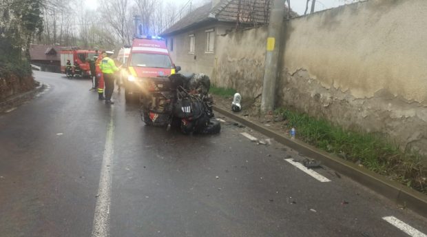 O tânără a murit în Braşov, după ce a intrat cu un ATV într-un stâlp