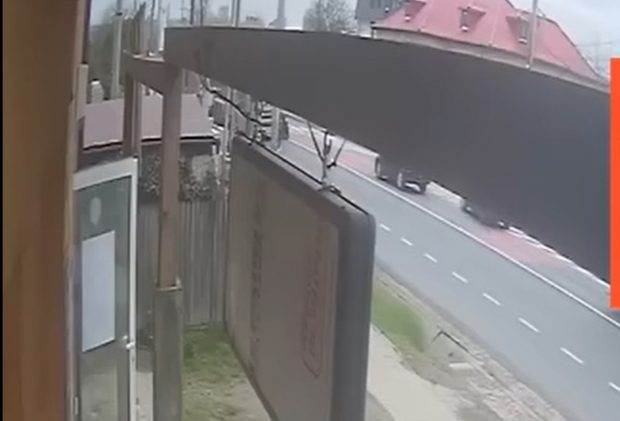 Cum a fost ucis un copil de 3 ani aflat în braţele tatălui de un TIR, în Iași. Atenție! Imagini cu un puternic impact emoțional!