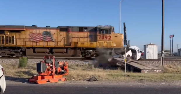 Momentul în care un marfar spulberă o camionetă rămasă blocată pe calea ferată, difuzat de autoritățile din orașul american Odessa: „Opriți-vă, asigurați-vă, ascultați!”
