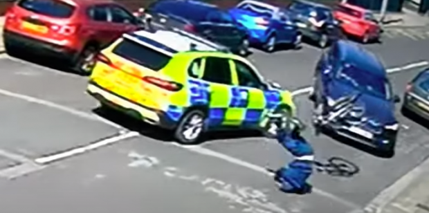 Momentul în care o mașină de poliție intră într-un biciclist și îl dărâmă, în Anglia. Bărbatul avea asupra lui o armă de jucărie