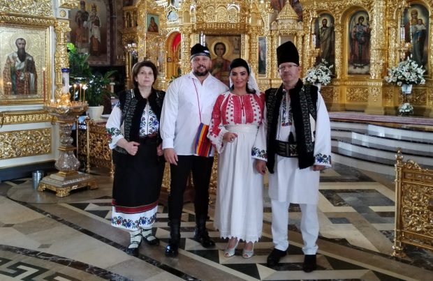 Adriana Bahmuțeanu și George Restivan s-au cununat religios la o mănăstire din Ucraina. Cine sunt nașii cuplului