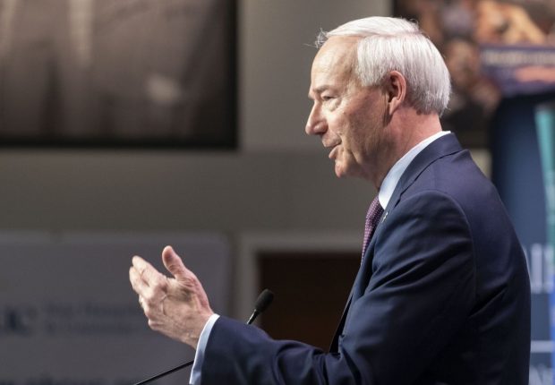 Republicanul Asa Hutchinson a anunțat că intră în cursa pentru prezidențialele din 2024 și îi cere lui Donald Trump să se retragă