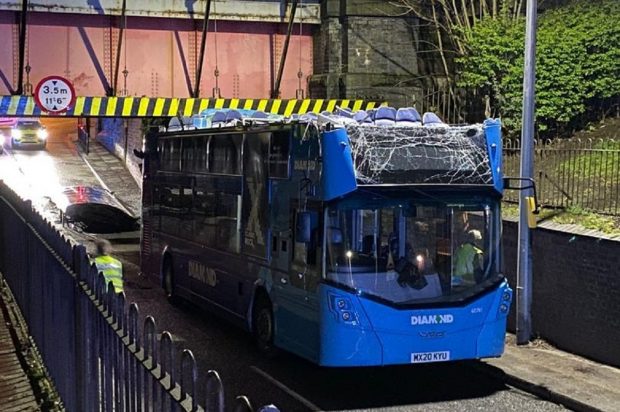 Autobuz cu etaj „decapitat” sub un pod, în Anglia. Șoferul a trecut cu viteză pe sub limitatorul de înălțime: „Am crezut că se va opri”