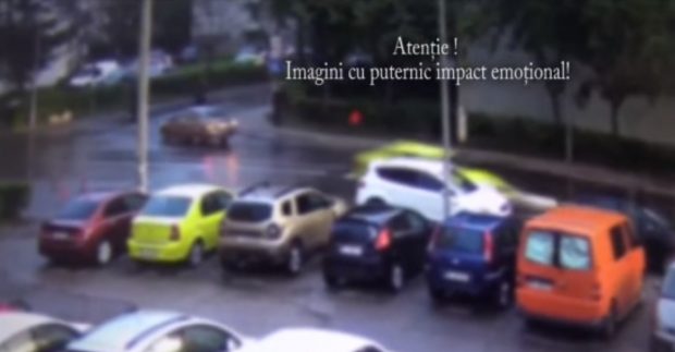 O femeie a fost lovită de un taxi pe trecerea de pietoni, în Bacău. Momentul, surprins de o cameră de supraveghere