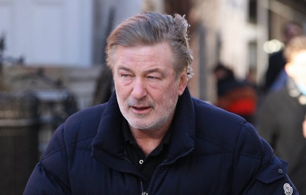 Alec Baldwin scapă de acuzații în cazul uciderii involuntare a Halynei Hutchins la filmările „Rust”