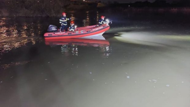 Barcă cu 12 persoane, răsturnată în râul Mureș. Șapte pasageri au fost salvați, patru sunt căutați, un copil a murit