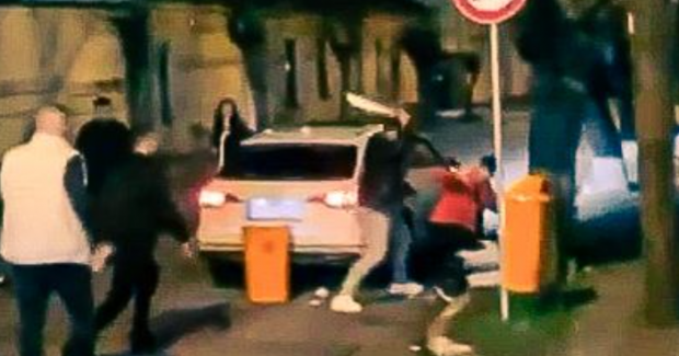 Anchetă a poliţiei, în urma unei bătăi în stradă, la Reghin, în care unul dintre cei implicați a folosit o macetă. Șase bărbați au fost reținuți