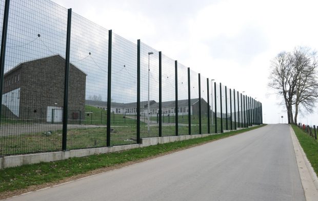 Zece deținuți au evadat dintr-o închisoare din Belgia, folosind o râșniță: „Au fugit în pădure, dar nu au ce mânca acolo”