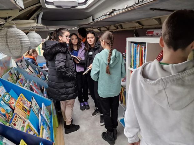 Învățătoarea de la țară care a făcut o bibliotecă într-un autobuz scos din uz