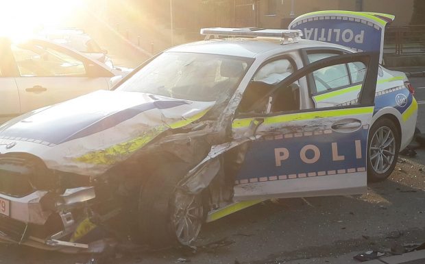 Un BMW nou al Poliției, distrus într-un accident cu trei mașini pe o stradă din Cluj