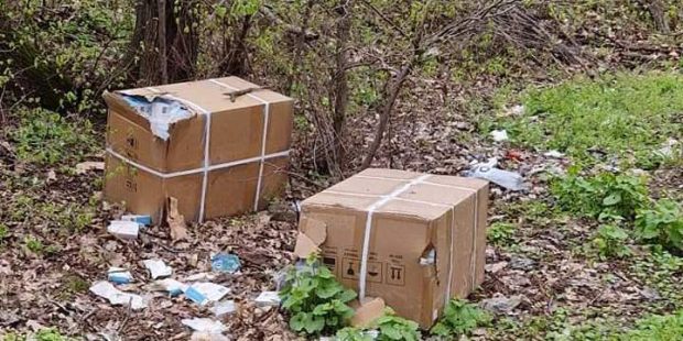 Mii de teste Covid-19 expirate au fost găsite pe marginea unui drum din Buzău. Poliția a deschis o anchetă