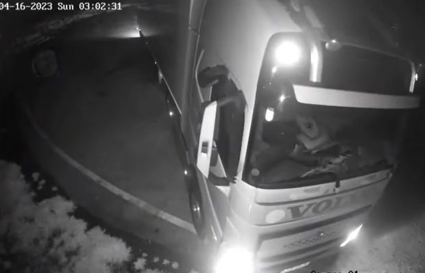Un șofer de TIR a fost filmat chiar de camera de supraveghere pe care o fura dintr-o parcare de pe DN7, în Arad