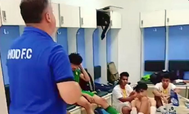Antrenorul Daniel Borugă, în fața jucătorilor de la formația saudită Ohod Al Medina: „Defens, senzațional. No greșeală! Dublaj, presion, triplaj, presion”