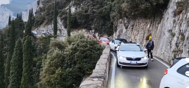 Haos pe malul lacului Garda, pe Strada della Forre, unul dintre cele mai frumoase drumuri din lume, după ce șoferii n-au respectat semafoarele
