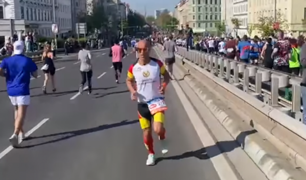Un sportiv german a alergat cu spatele, într-un picior, semimaratonul de la Viena. În cât timp a terminat cursa
