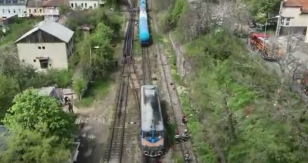 Locomotiva unui marfar încărcat cu motorină a luat foc la 200 de metri de gara din Oradea