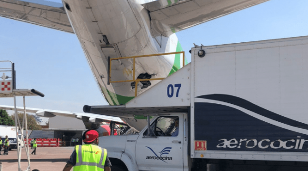 Momentul în care un camion al unei firme de catering lovește un avion, pe aeroportul din Guadalajara, în Mexic
