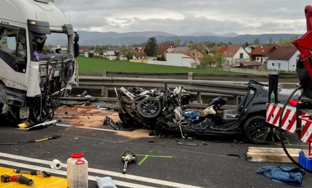 O mamă și fiica ei de 16 ani au murit în BMW-ul distrus de un șofer maghiar de TIR, care a intrat pe contrasens, pe o șosea expres din Austria