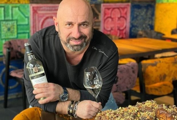 Cât trebuie să scoată românii din buzunar pentru un cozonac făcut de chef Cătălin Scărlătescu