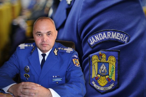 Cum se apără șeful din Jandarmerie acuzat că a vrut să sărute cu forța o subalternă: victima nu avea voie să-l înregistreze, pentru că biroul lui de colonel era „zonă de securitate clasificată”