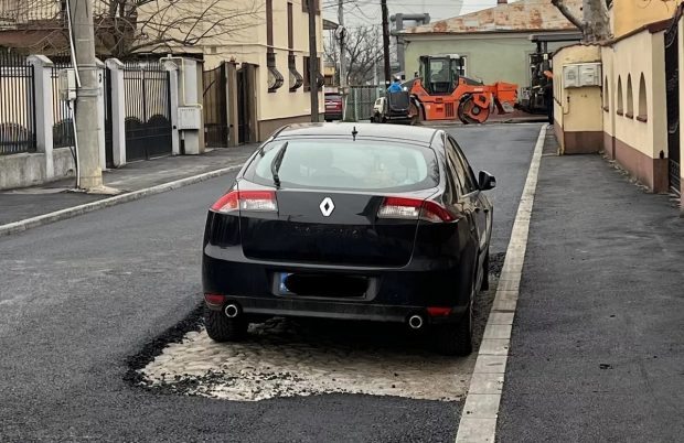 Imagine virală de pe o stradă din Craiova: „Am decis să facem asfaltarea, să nu pierdem timpul. Se făcuse târziu”. Apoi, mașina a fost mutată