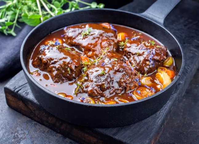 Cum se face sosul burgundian cu vin roșu