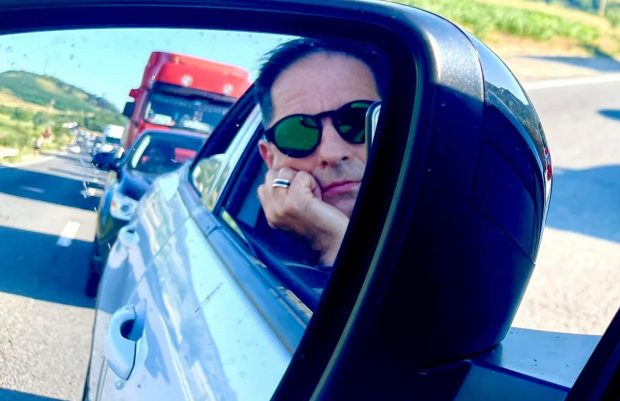 Dan Negru, în coloană pe drumul de pe Valea Oltului: „L-au făcut austriecii. Acu’ 300 de ani era un drum pentru trăsuri. E tot așa!”
