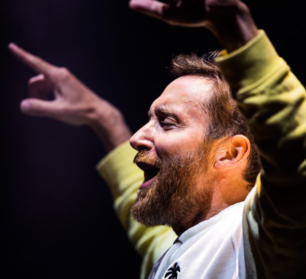 David Guetta aduce în 2023 o piesă din anii 90, în noua sa colaborare cu Anne-Marie & Coi Leray