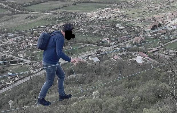 Un turist și-a pus singur viața în pericol pe Via Ferrata, la Cetatea Dezna, în Arad: „Partea bună e că nu purta tocuri”