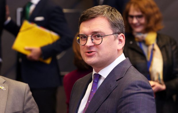Ministrul de Externe al Ucrainei a pus la București sare pe rana Rusiei cauzată de aderarea Finlandei la NATO. Ce cred că a transmis și României