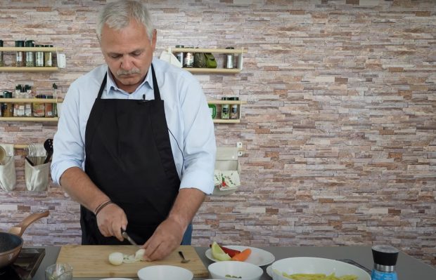 Liviu Dragnea s-a făcut bucătar și are canal pe YouTube. A ținut apă-n gură când a tăiat ceapa, ca să nu plângă. Ce a gătit în primul episod | VIDEO