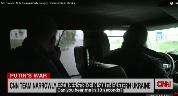Momentul în care o echipă CNN scapă la limită dintr-un bombardament în Orikhiv, orașul în care ucrainenii sunt forțați să se ascundă constant în subteran