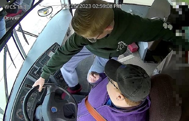 Un elev de 13 ani a pus mâna pe volan și a oprit autobuzul în care erau 60 de elevi, după ce șoferița a leșinat, pe un drum din Michigan
