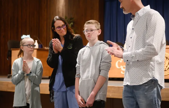 Un elev de 13 ani a pus mâna pe volan și a oprit autobuzul în care erau 60 de elevi, după ce șoferița a leșinat, pe un drum din Michigan. VIDEO