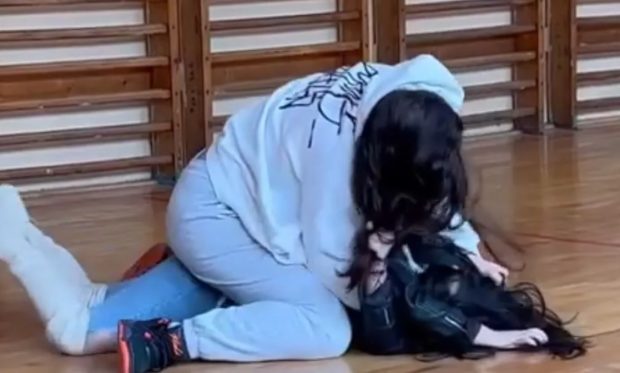 Două fete de 14 ani de la un liceu din Târgu Jiu s-au bătut în timpul orei de sport. Poliţia a deschis dosar penal