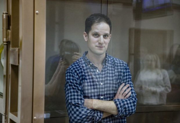 Jurnalistul Evan Gershkovich de la Wall Street Journal, arestat în Rusia, a apărut în fața unei instanțe de judecată de la Moscova