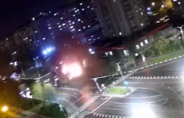 Momentul când o bombă pierdută dintr-un bombardier rusesc explodează într-o intersecție din orașul rus Belgorod | VIDEO