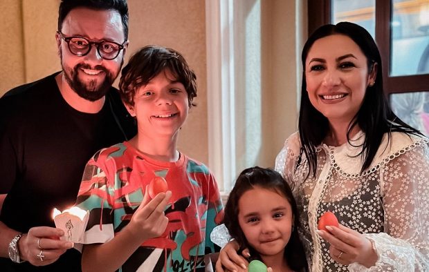 Imagini din vacanța familiei Măruță în Dubai. Au mers la o biserică ortodoxă română în noaptea de Paște