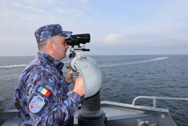 Mină marină, agăţată de un pescador. Forţele Navale au trimis în larg un puitor de mine