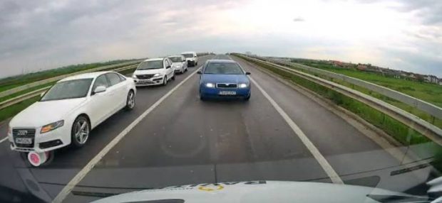 VIDEO | Momentul în care un șofer depășește neregulamentar și intră frontal într-un microbuz, la Timișoara, surprins de o cameră de bord
