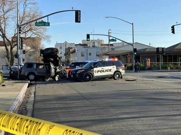 Un băiat de 13 ani a furat o mașină și a provocat un accident în care o persoană a murit și alte zece au fost rănite, în California