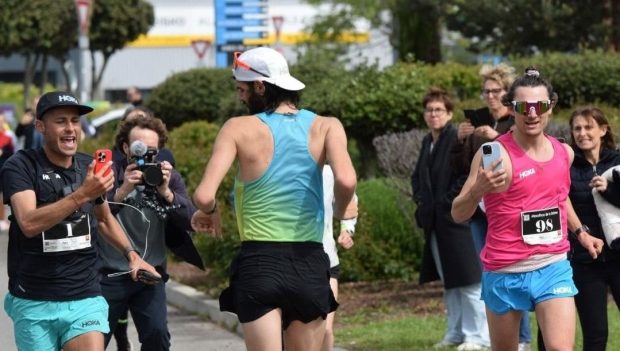 Recordul mondial la maraton alergat cu spatele, doborât de un francez. În câte ore a parcurs cei 42 de kilometri