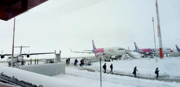 Opt curse anulate pe aeroportul din Iași din cauza ninsorii și a viscolului. Alte zboruri au întârzieri de câteva ore