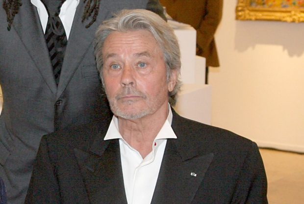 Alain Delon, într-o carte la care a contribuit o româncă: „Dragostea m-a determinat să mă autodepăşesc”