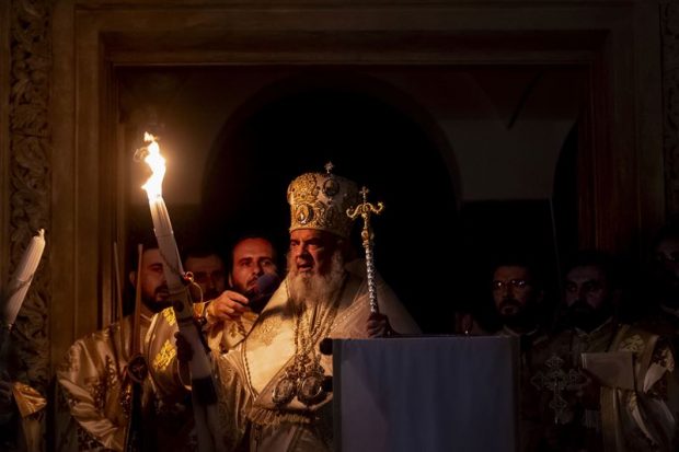 Lumina sfântă de la Ierusalim ajunge sâmbătă seara în România