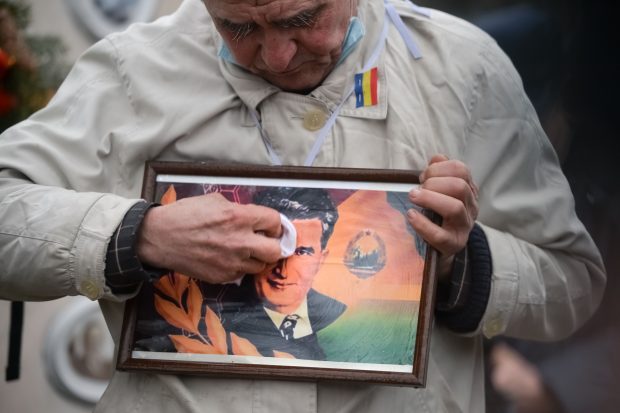 Un sondaj care ne dă fiori. În țara lui „dă-ne și nouă ceva”, românii visează la un fel de Nicolae Ceaușescu al II-lea
