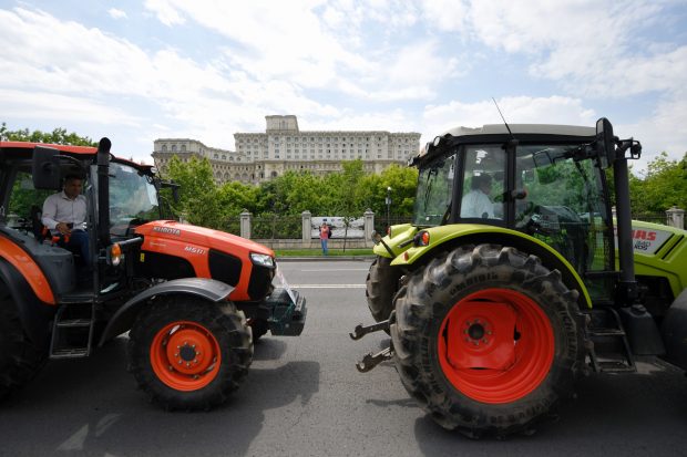 Fermierii protestează în toată țara, nemulțumiți față de soluția găsită de Comisia Europeană. Restricții de circulație la PTF Ruse și Negru Vodă