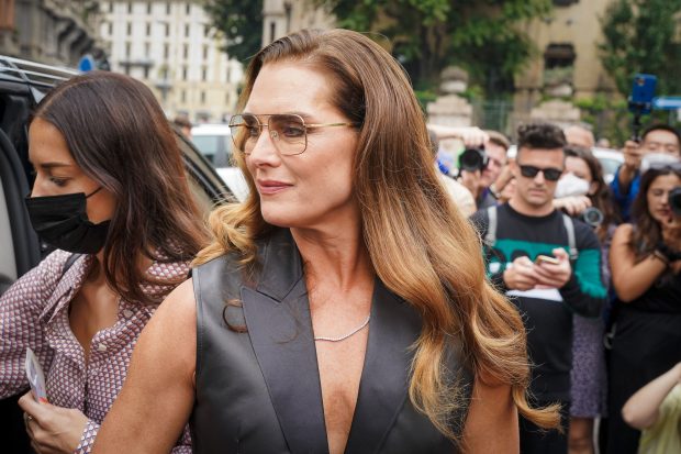 Actrița Brooke Shields a dezvăluit cine este vedeta cu care și-a pierdut virginitatea: „După ce s-a terminat, am fugit goală pe coridor, iar el a alergat după mine”