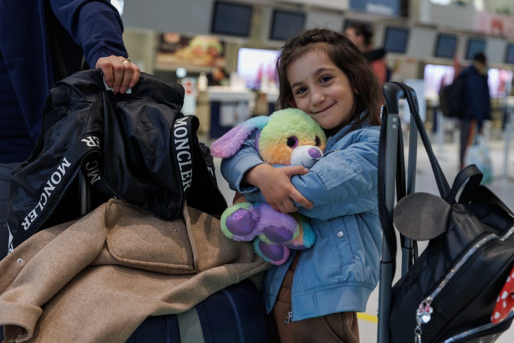 Medea è tornata a casa e sta bene dopo un intervento al cuore in Italia.  “Quando siamo arrivati, ci stava aspettando