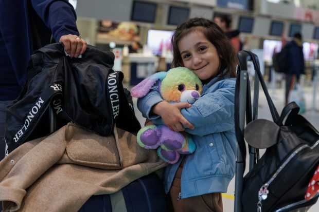 Medeea s-a întors acasă și este bine, după operația pe inimă în Italia. „Când am ajuns, ne-a așteptat un nou membru al familiei”